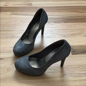 Size 7 Closed toed shimmery heels